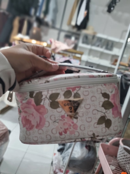 Cosmetiquera Guess de flores
