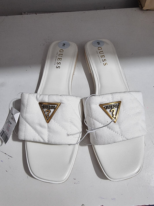 Sandalias Guess blancas con placa dorada