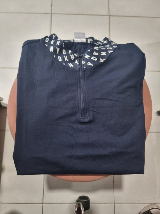 Vestido DKNY azul con letras blancas