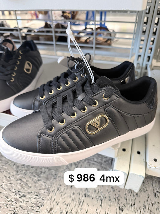 Tenis Guess negros con detalles en charol