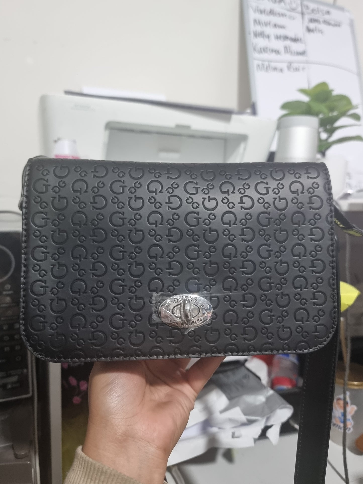Crossbody Guess negra con grabado