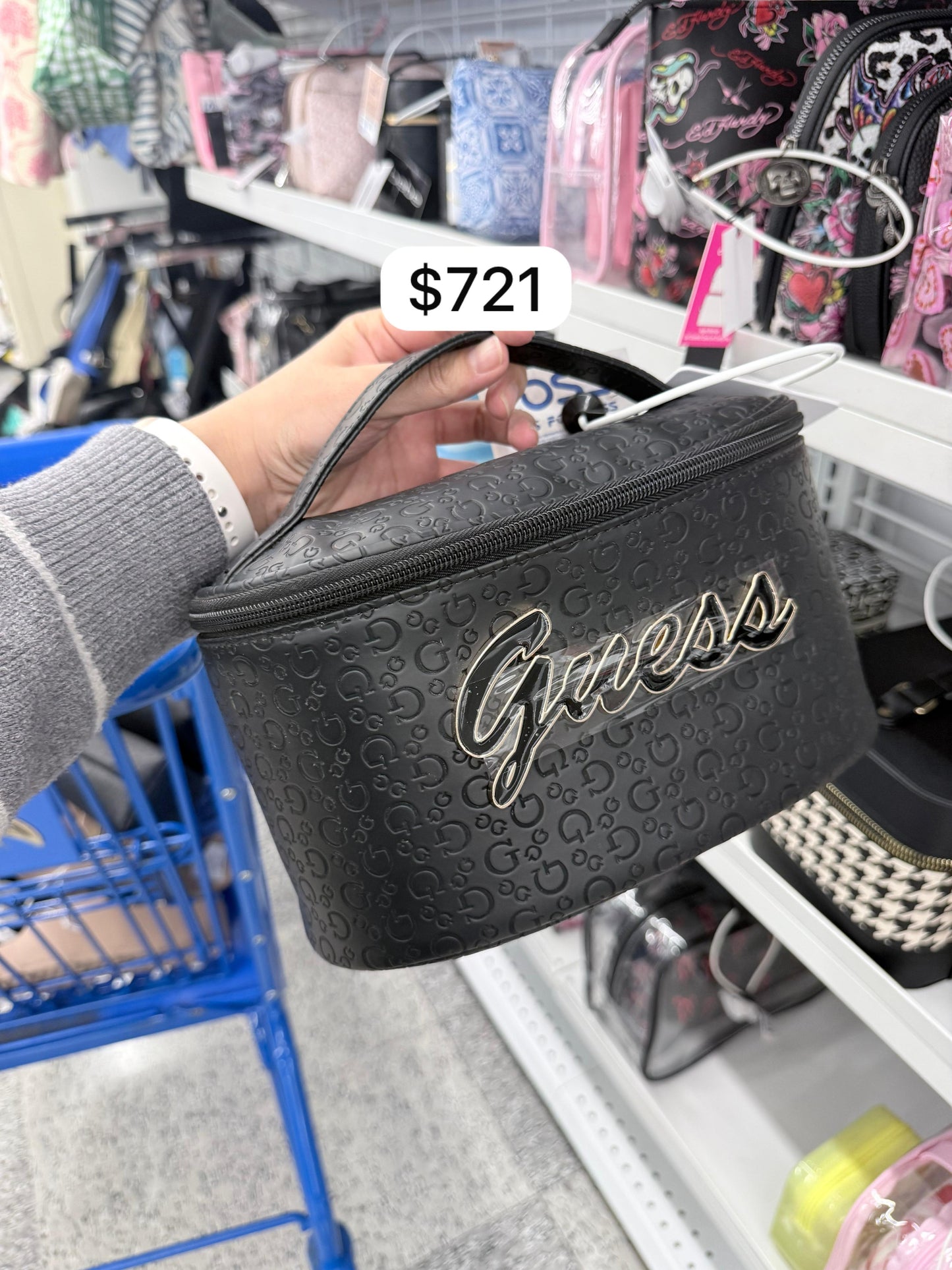 Cosmetiquera Guess con placa grande