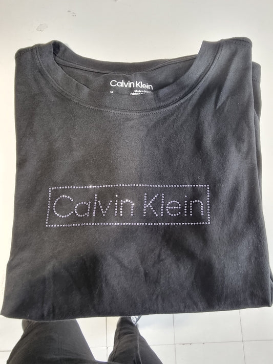Playera Calvin k negra con letras moradas