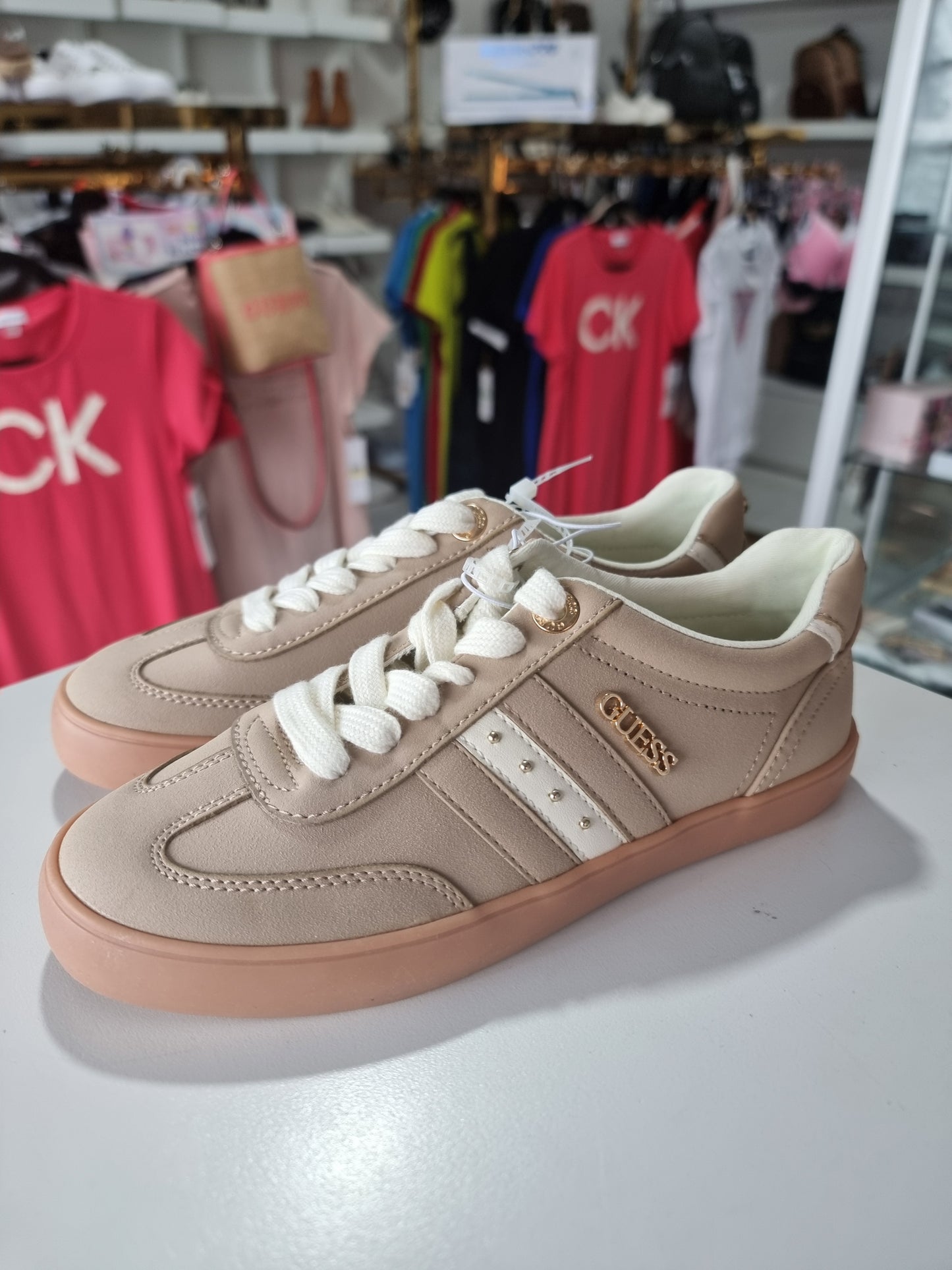 Tenis Guess camel con placa dorada