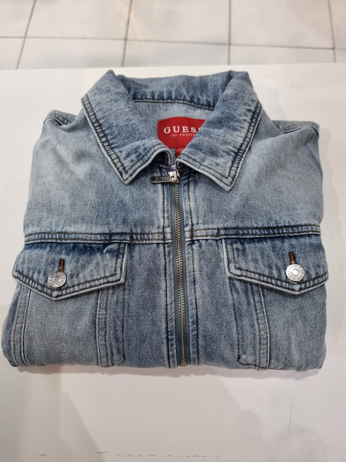 Chamarra Guess de mezclilla