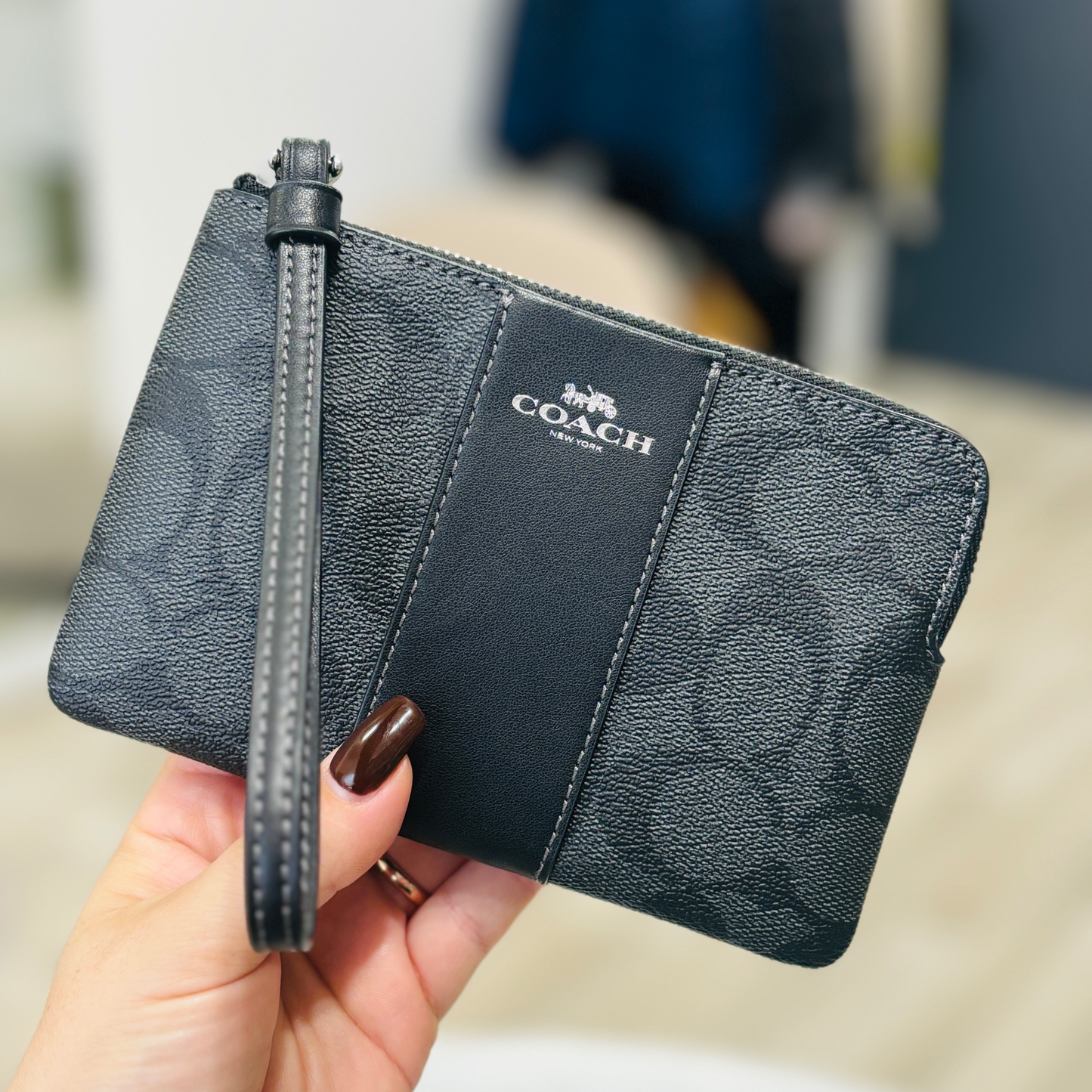 Muñequera Coach negra, monogram y strap